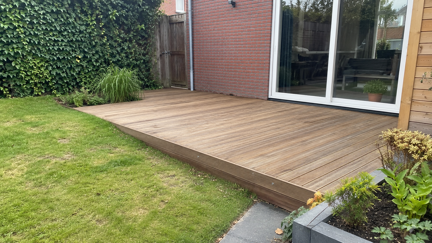 Projecten Houten vlonder met natuurlijke houtuitstraling