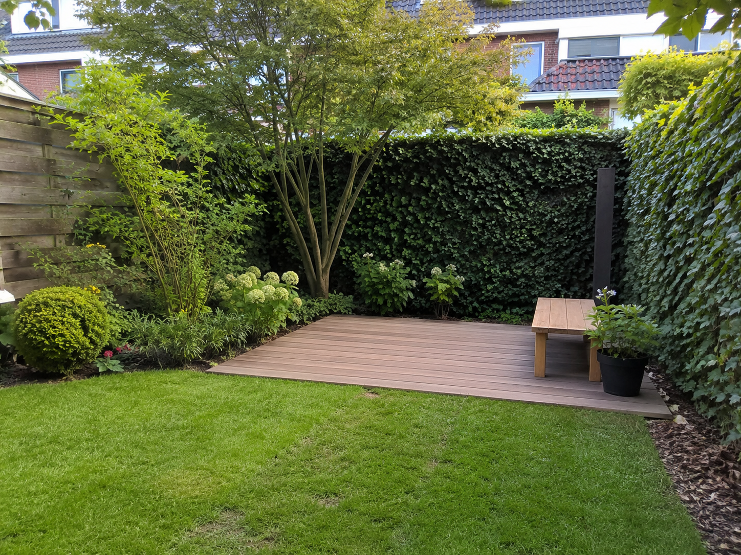 Projecten Vrijstaande houten vlonder als zitplek in de tuin