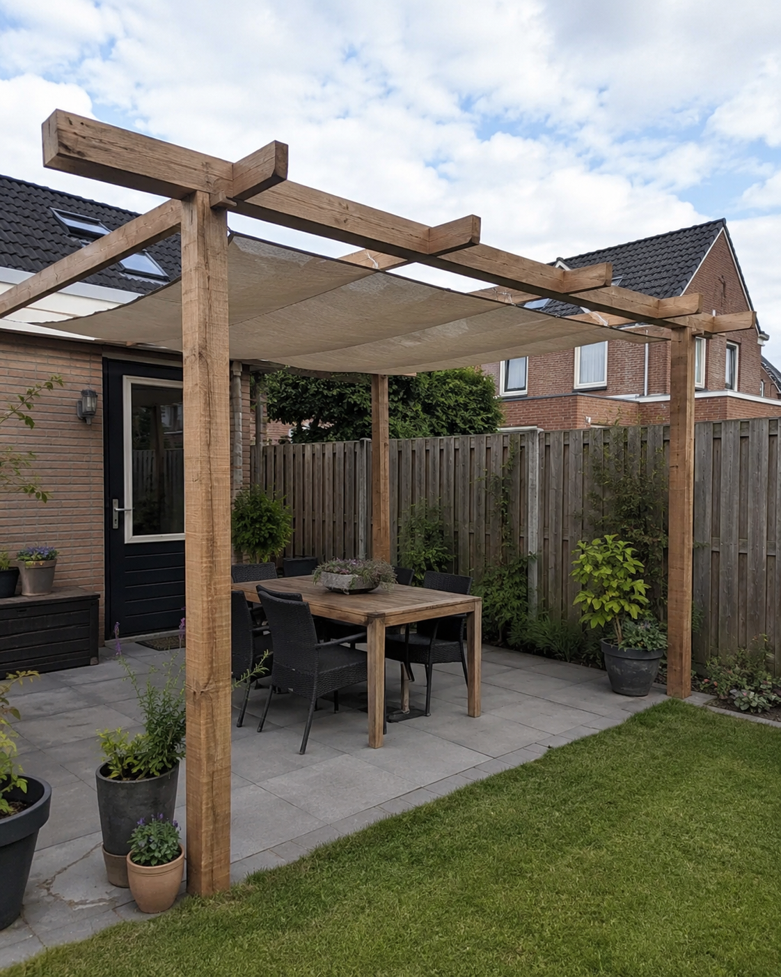 Projecten Houten pergola met passend schaduwdoek