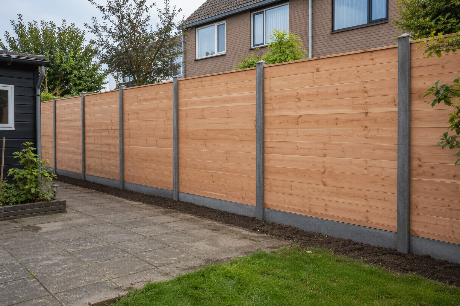 Projecten Nieuwe hout-betonschutting geplaatst in bestaande achtertuin