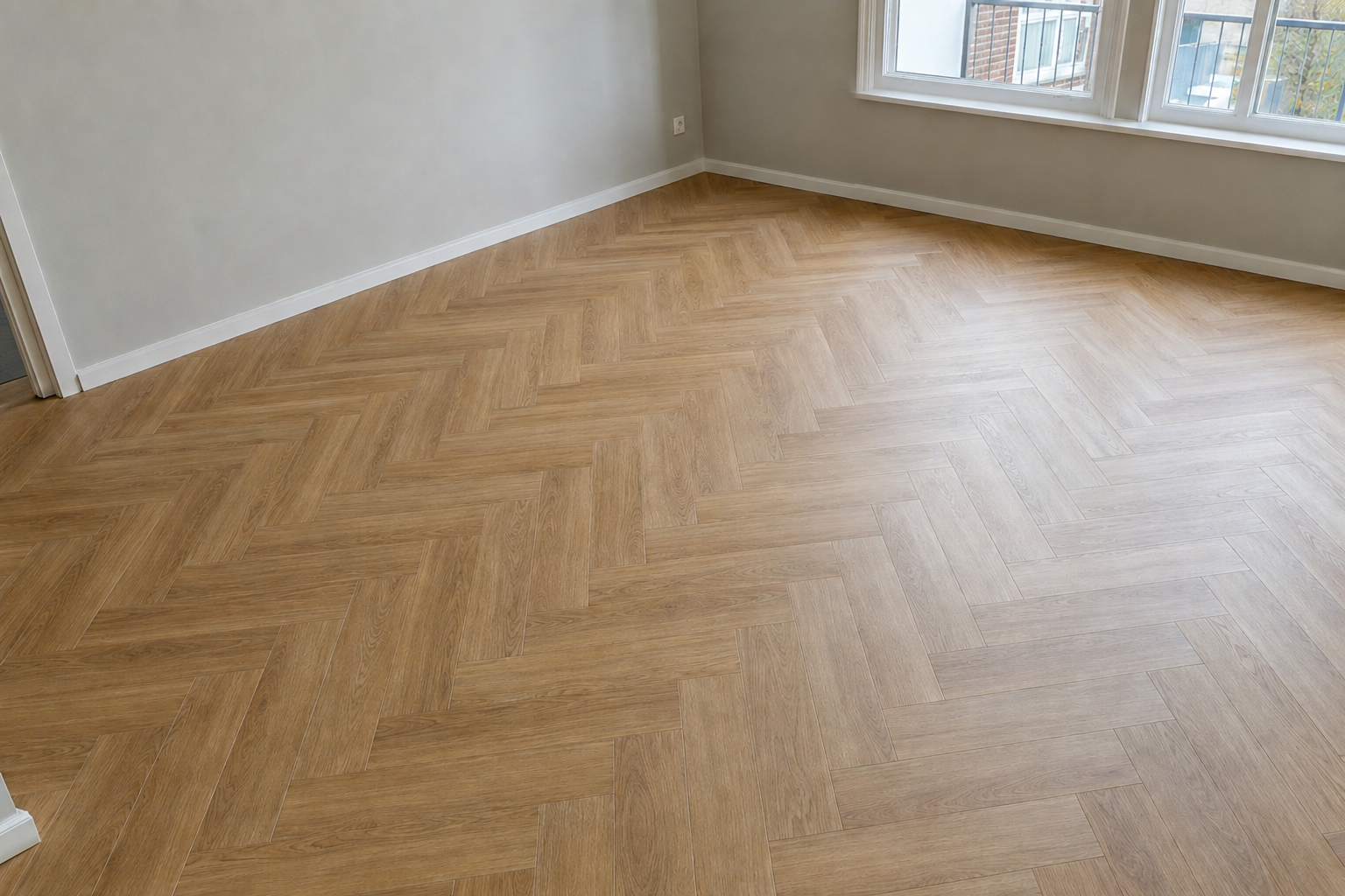 Projecten Net gelegde naturel eiken visgraatlaminaatvloer in een Nederlandse woonkamer