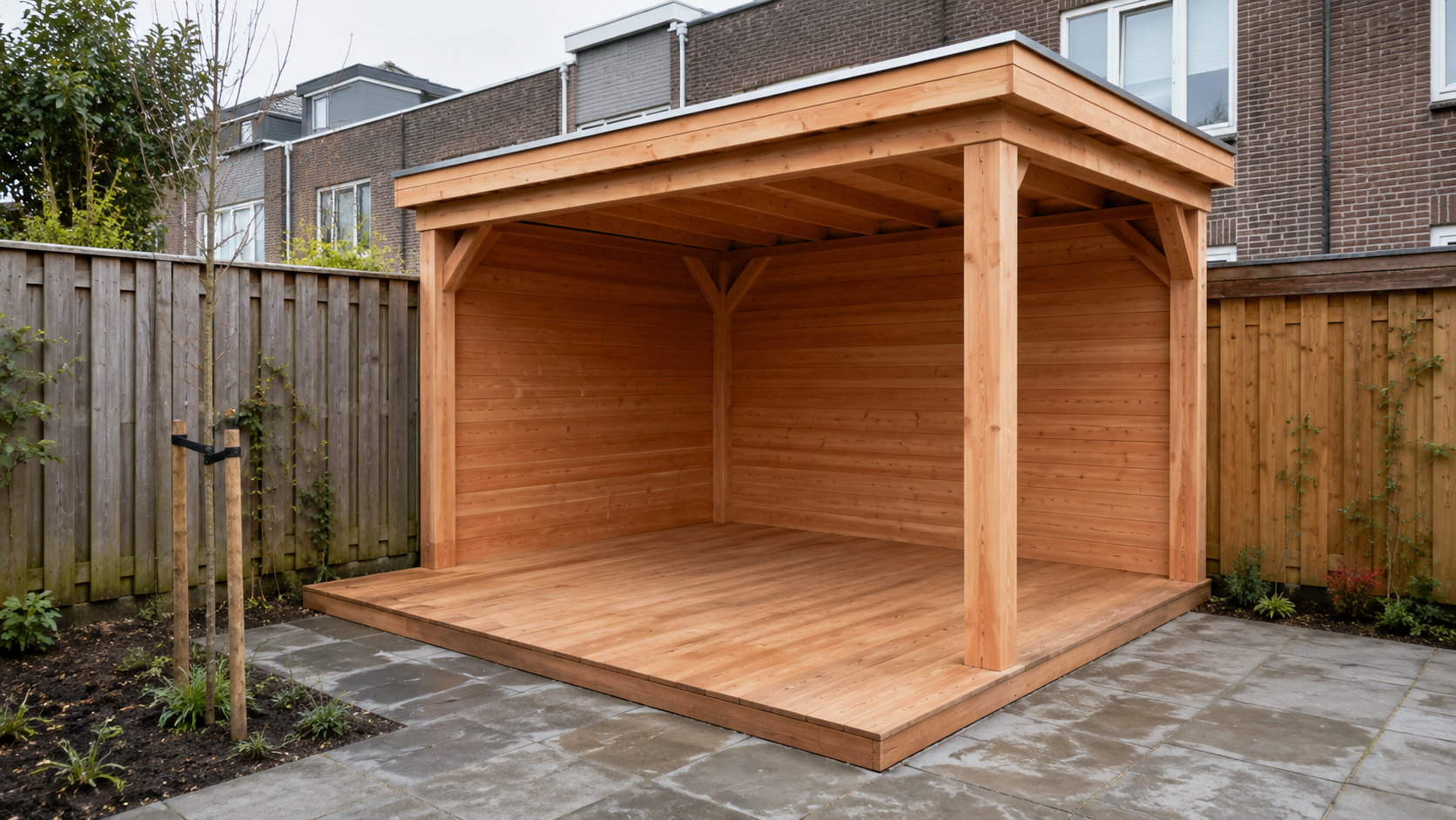 Projecten Houten overkapping met zijwand in een Nederlandse achtertuin